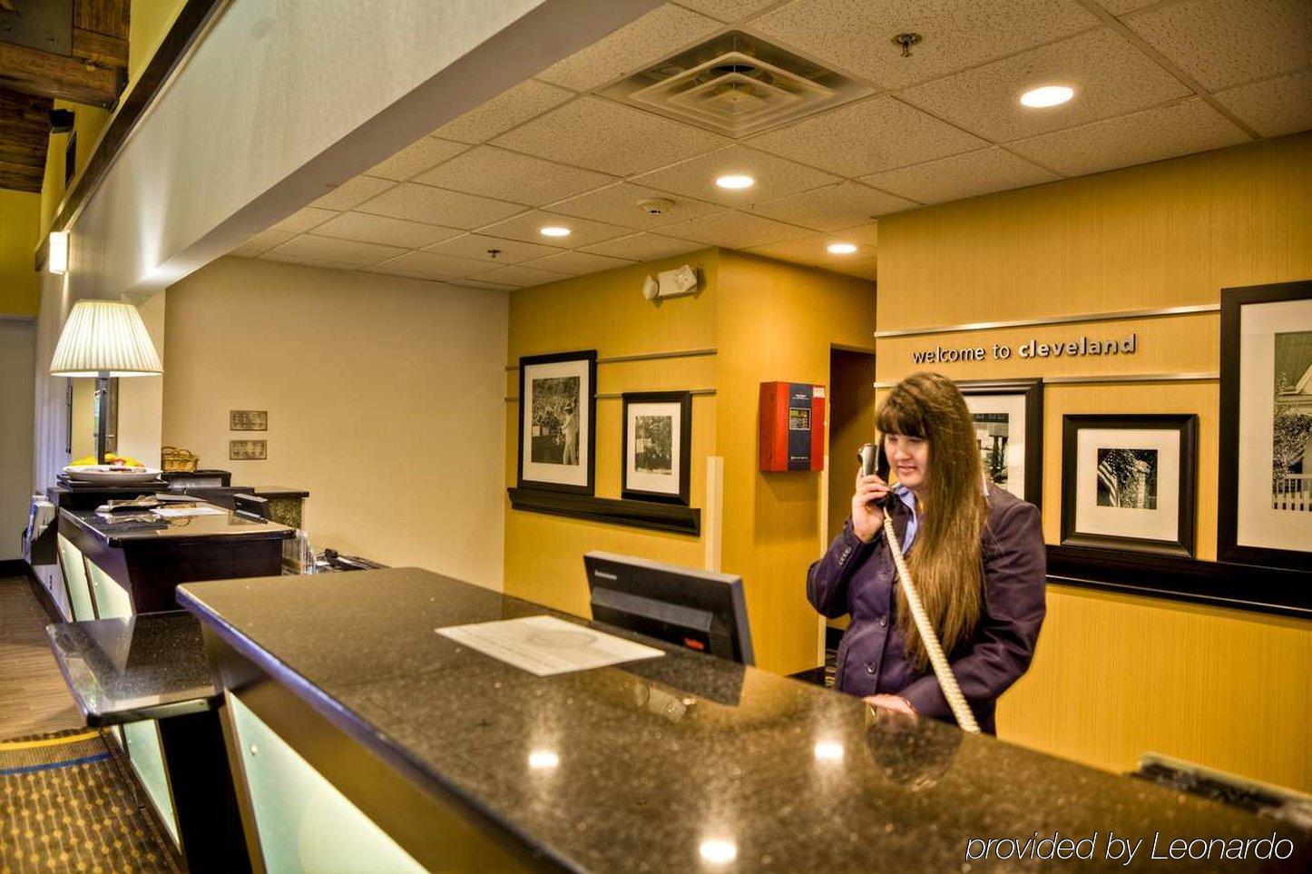 Hampton Inn & Suites Cleveland-Airport/Middleburg Heights Interior photo